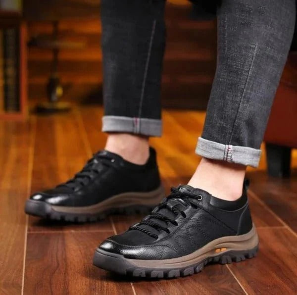 Men's lace-up shoes footbed interior view