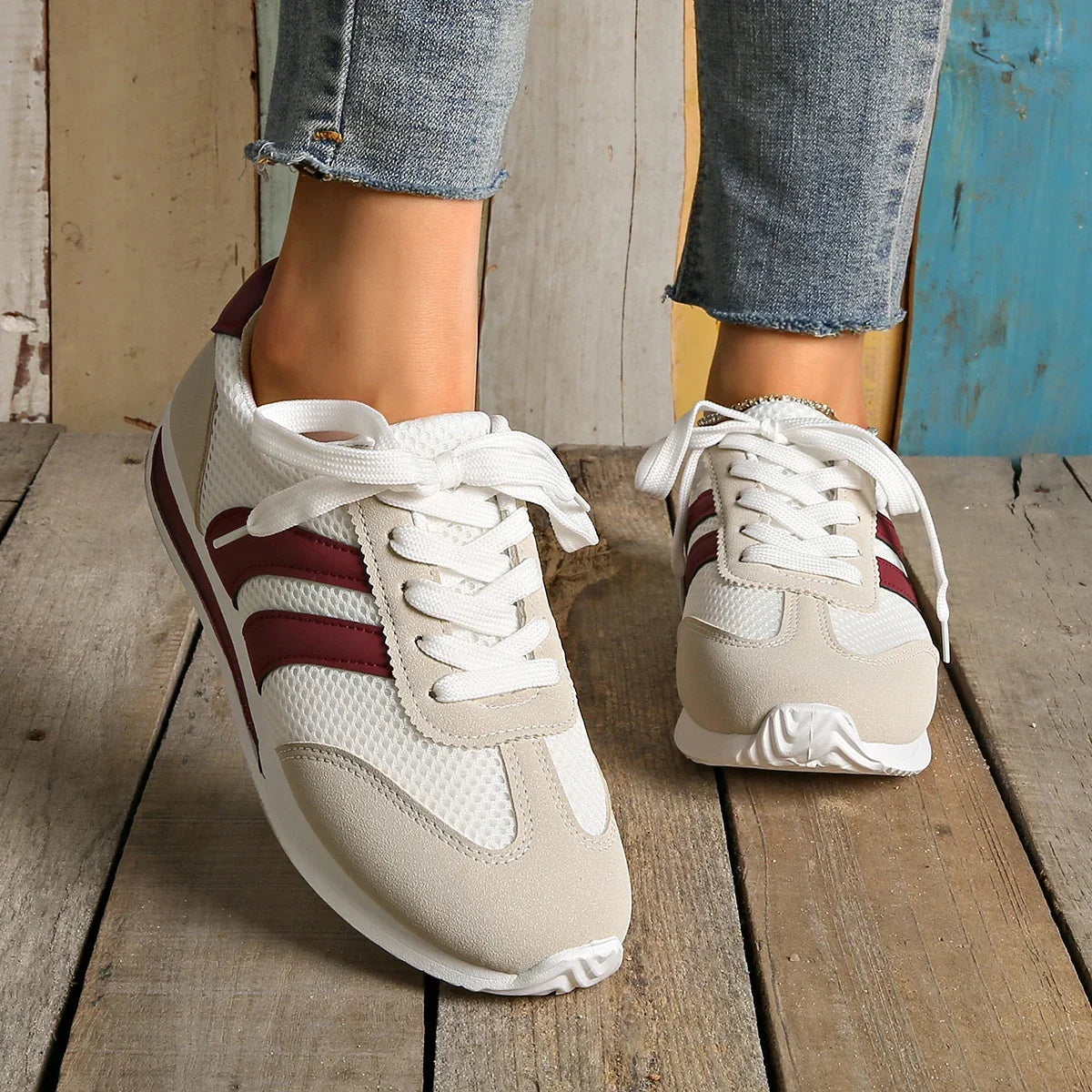 Sneakers da donna basse – Con lacci, inserti in mesh, suola piatta