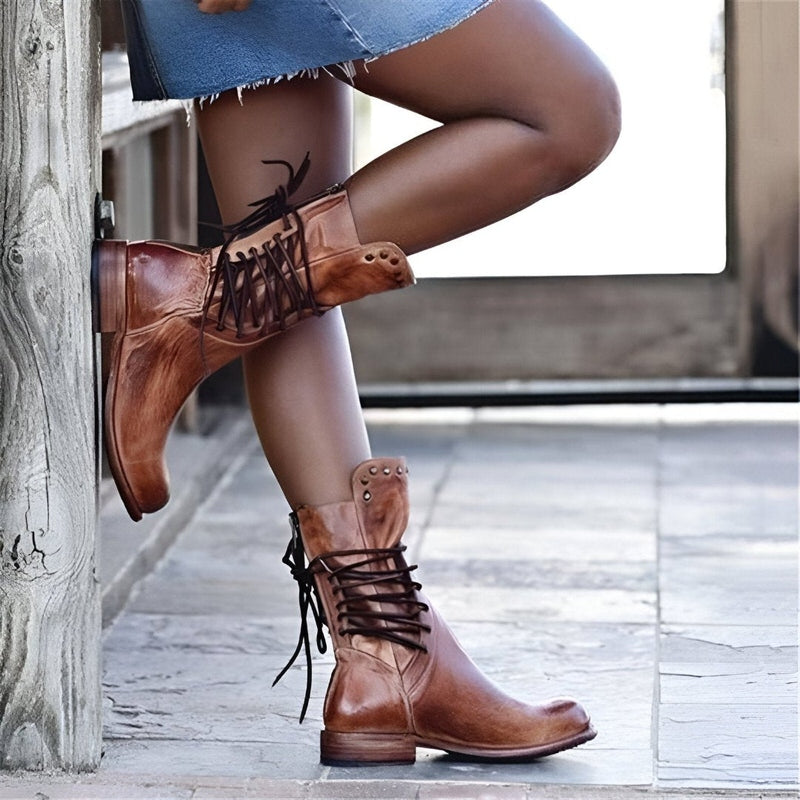 Bottes à lacets pour femme à hauteur du mollet avec fermeture zippée latérale et col clouté