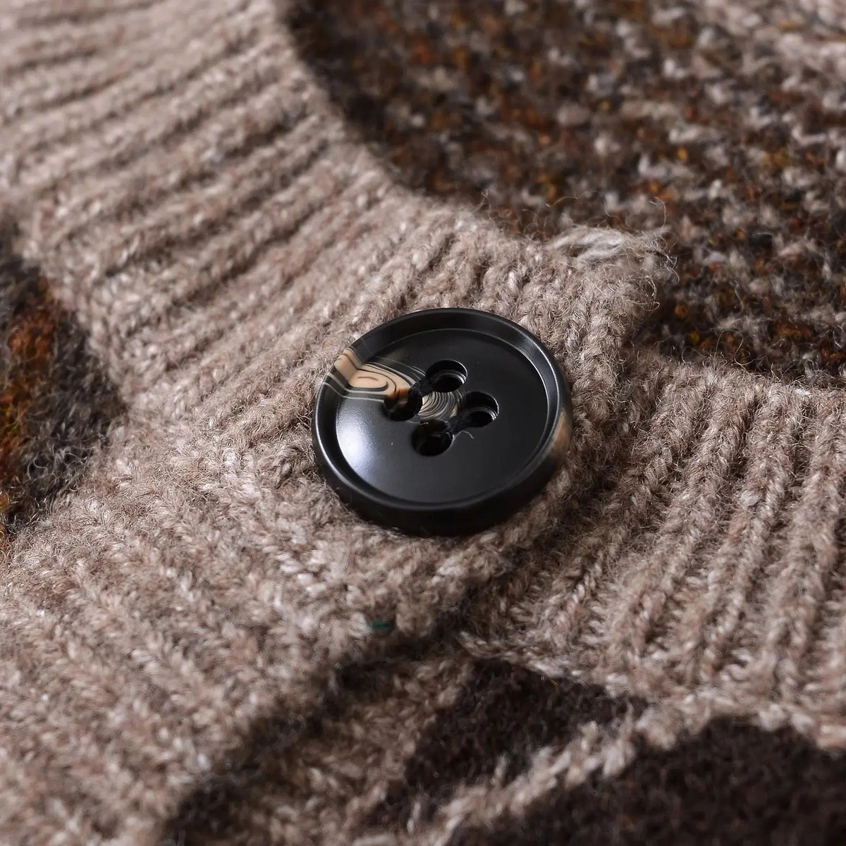 Gilet à motif losanges pour femme avec fermeture boutonnée et bords côtelés