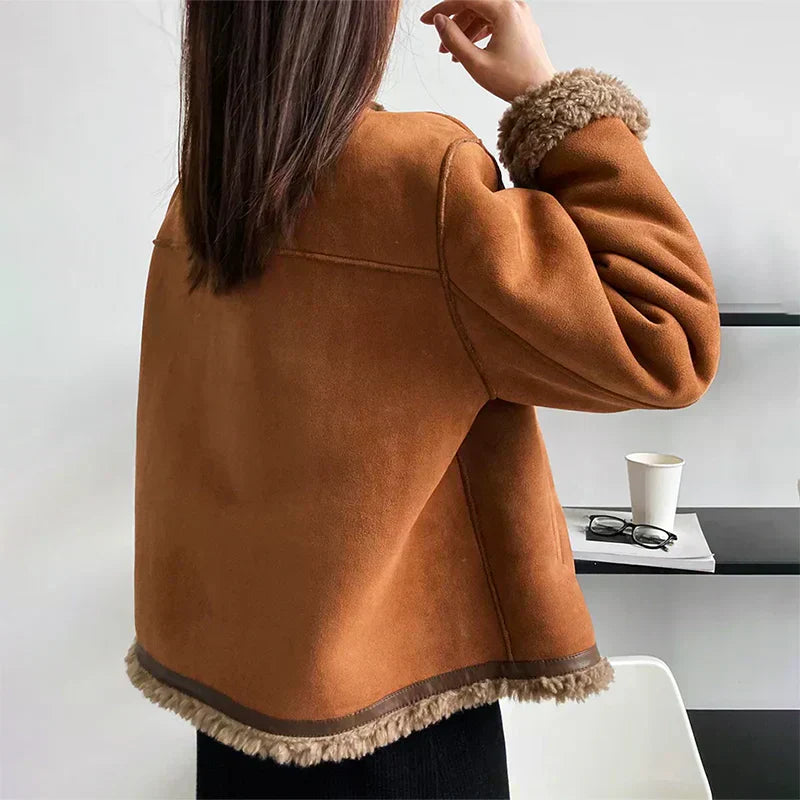 Veste d’hiver boutonnée pour femme avec bordure en fausse peau lainée et manches à poignets