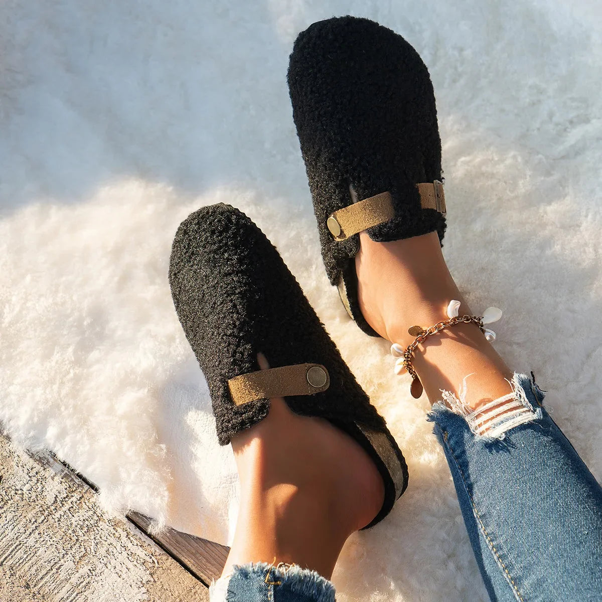Chaussons d’intérieur pour femme à enfiler avec détail à boucle
