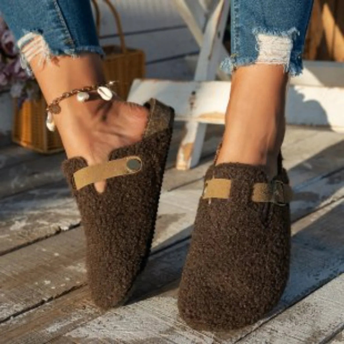Chaussons d’intérieur pour femme à enfiler avec détail à boucle