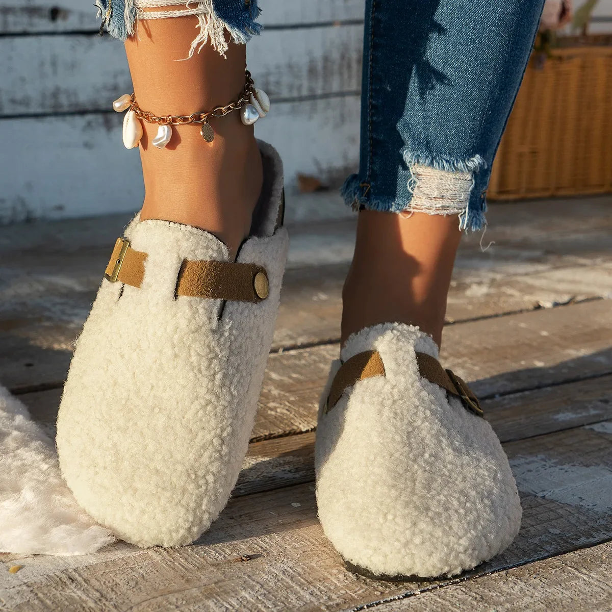 Chaussons d’intérieur pour femme à enfiler avec détail à boucle