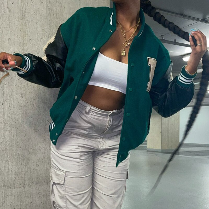 Blouson bomber universitaire pour femme avec boutons-pression et empiècements en forme d’os sur les manches