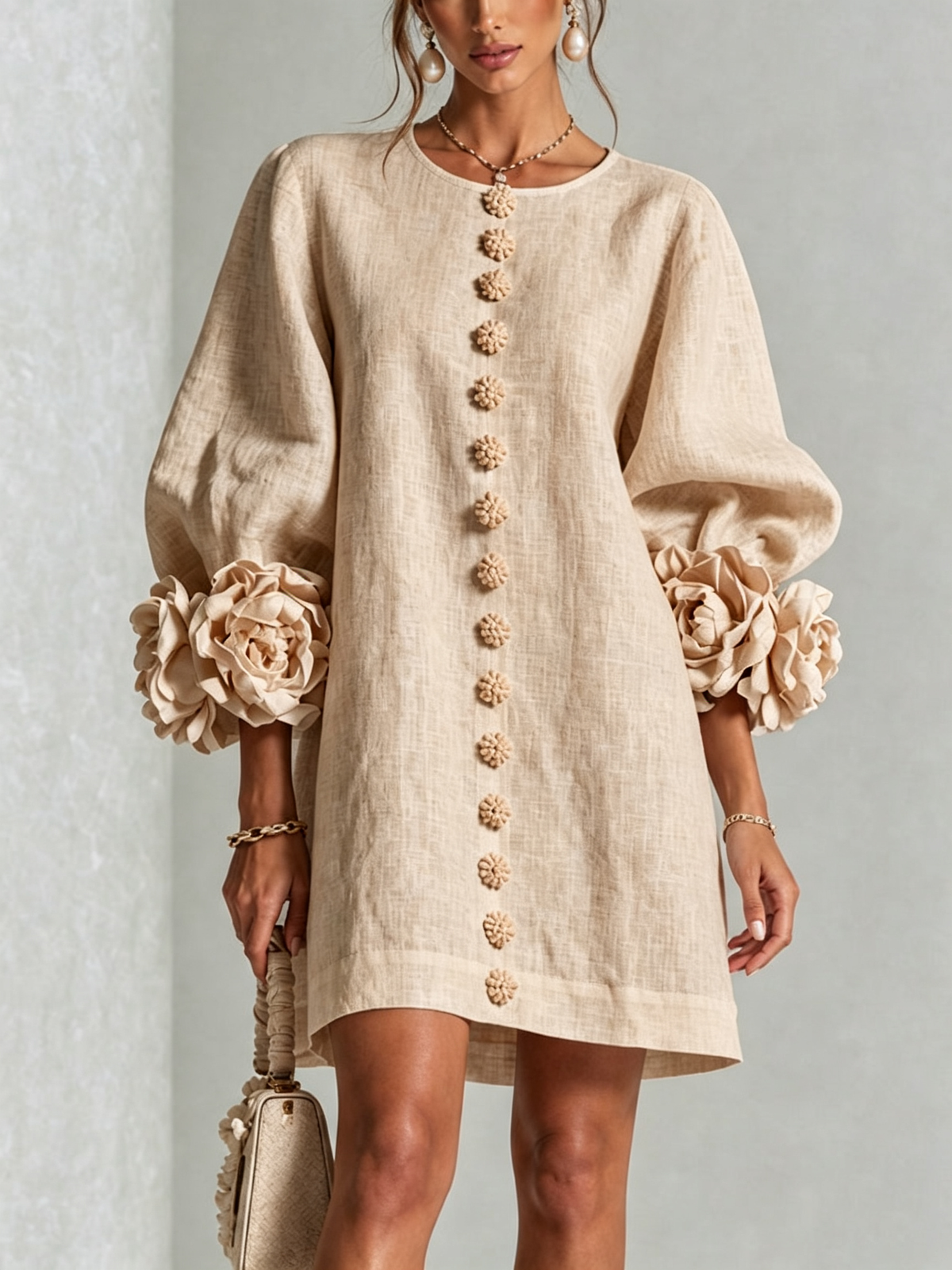 Mini-robe pour femme - manches drapées, boutons floraux