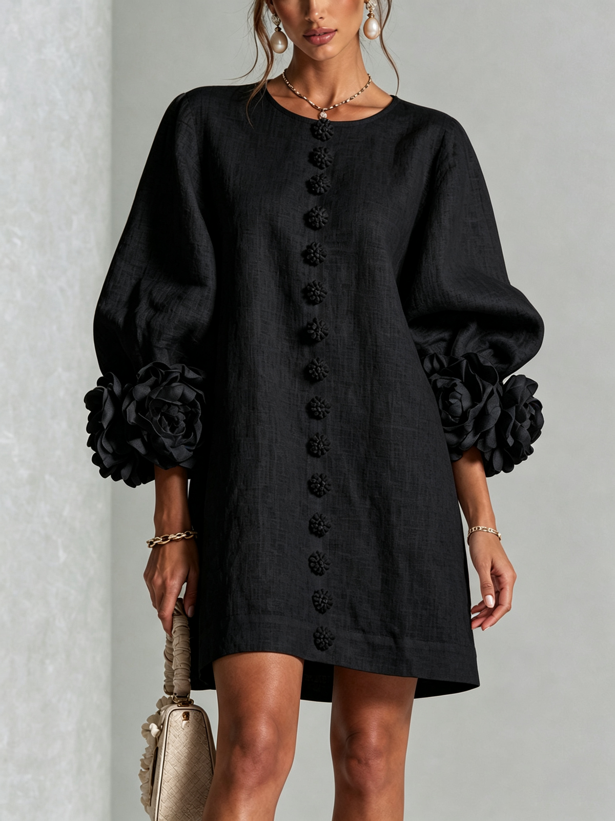 Mini-robe pour femme - manches drapées, boutons floraux