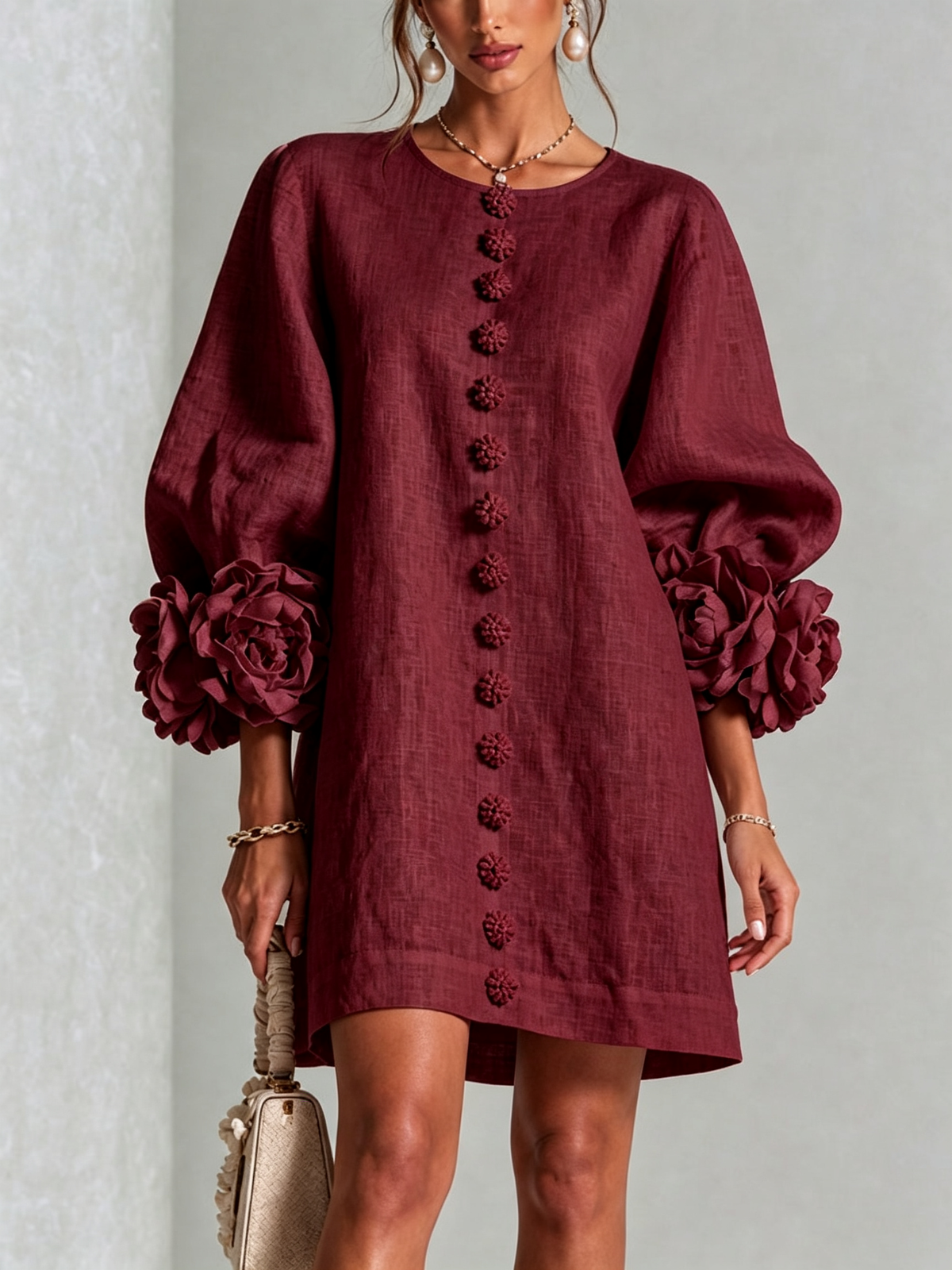 Mini-robe pour femme - manches drapées, boutons floraux