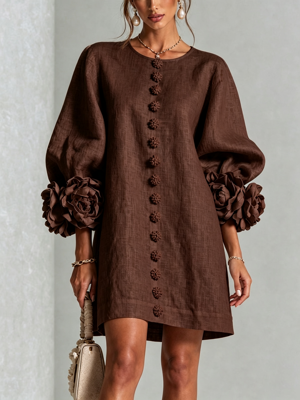 Mini-robe pour femme - manches drapées, boutons floraux