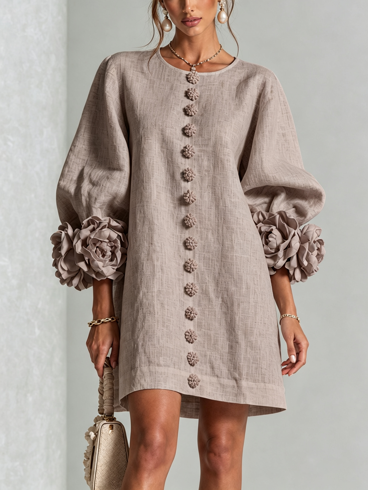 Mini-robe pour femme - manches drapées, boutons floraux