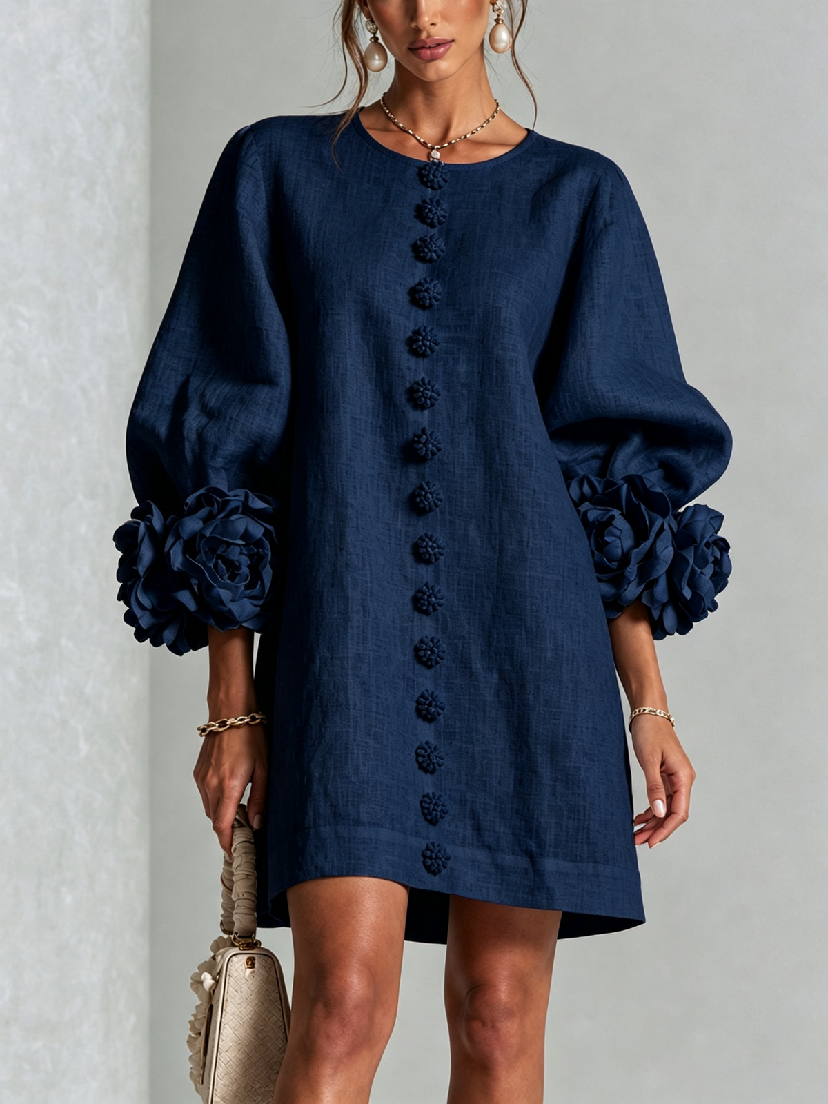 Mini-robe pour femme - manches drapées, boutons floraux