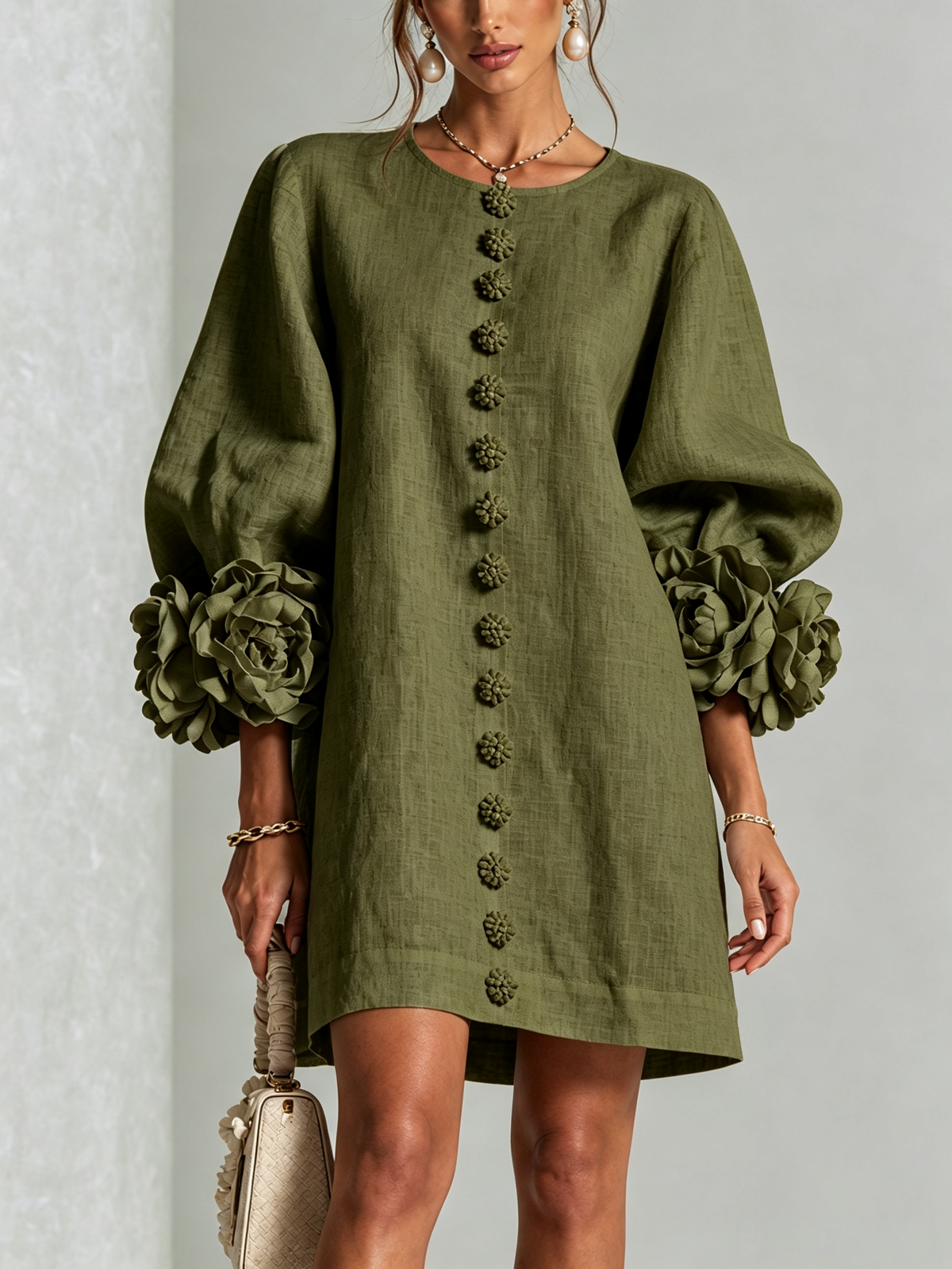 Mini-robe pour femme - manches drapées, boutons floraux