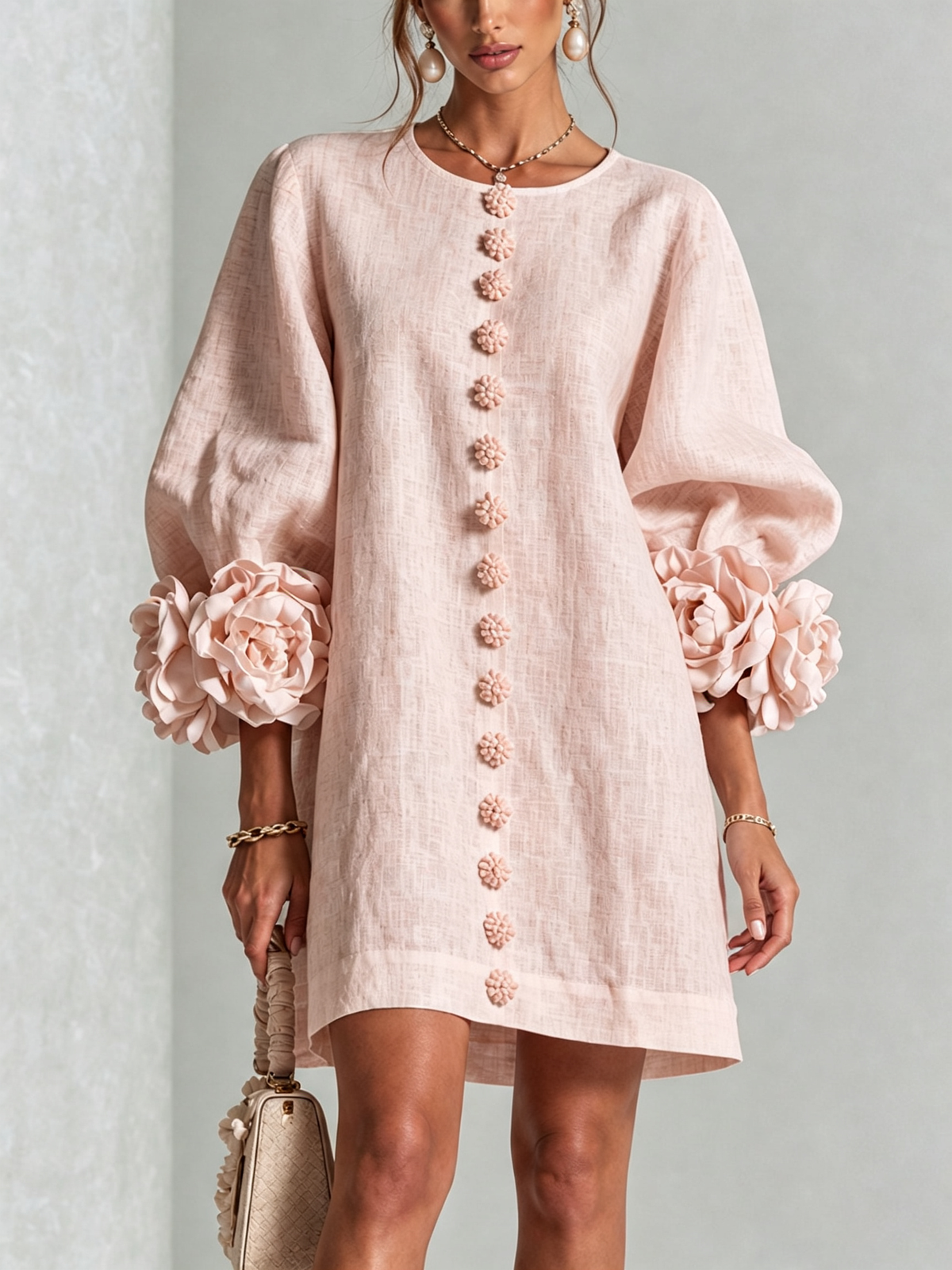 Mini-robe pour femme - manches drapées, boutons floraux