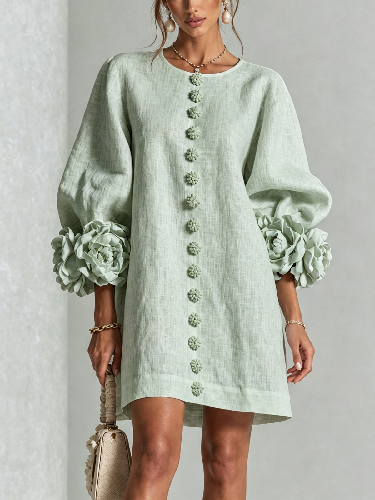 Mini-robe pour femme - manches drapées, boutons floraux