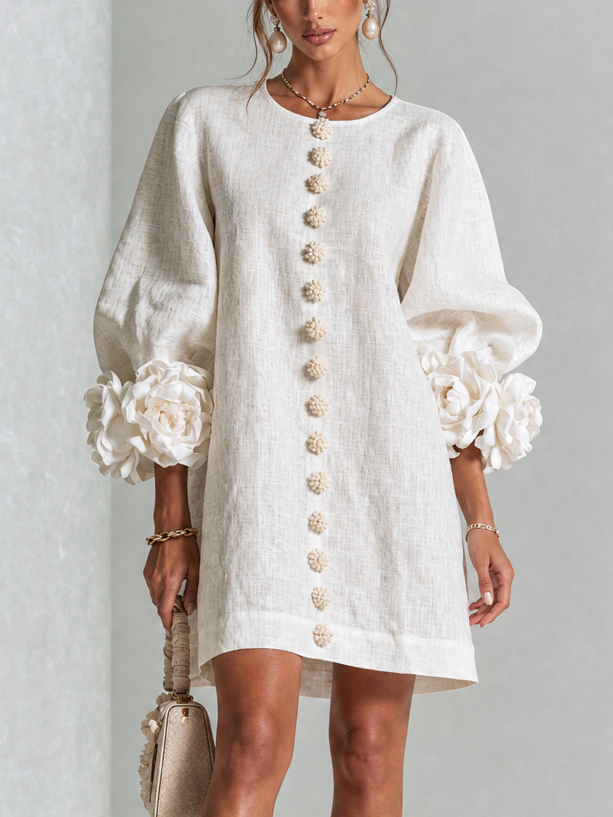 Mini-robe pour femme - manches drapées, boutons floraux