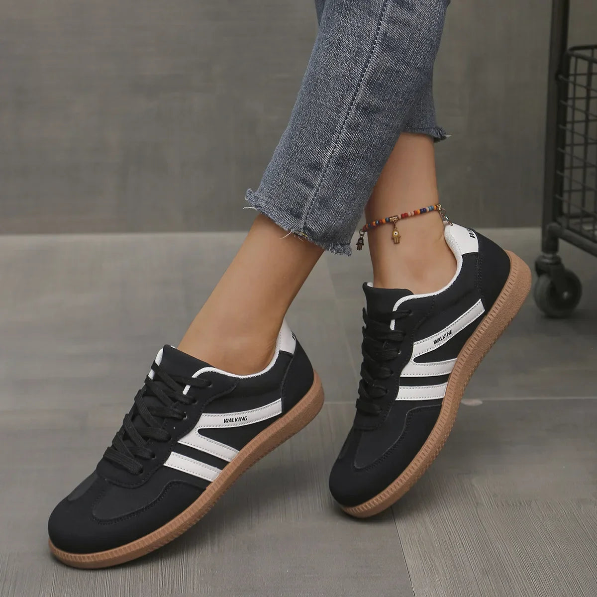 Women's Low-Top Lace-Up Sneakers – Round Toe, Heel Patch