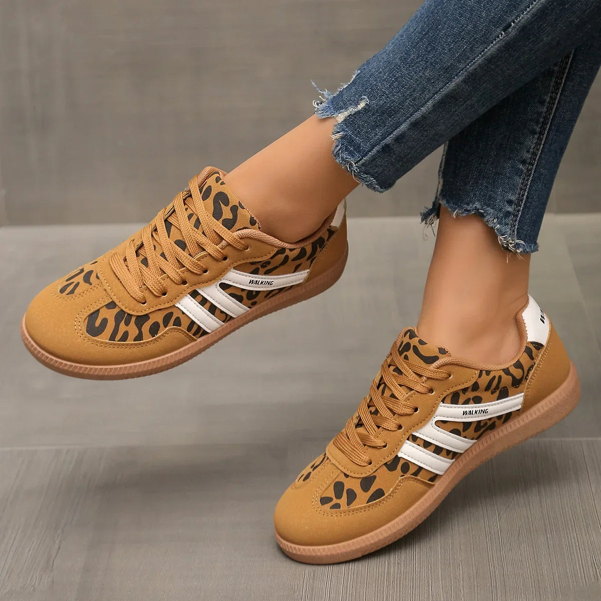 Women's Low-Top Lace-Up Sneakers – Round Toe, Heel Patch