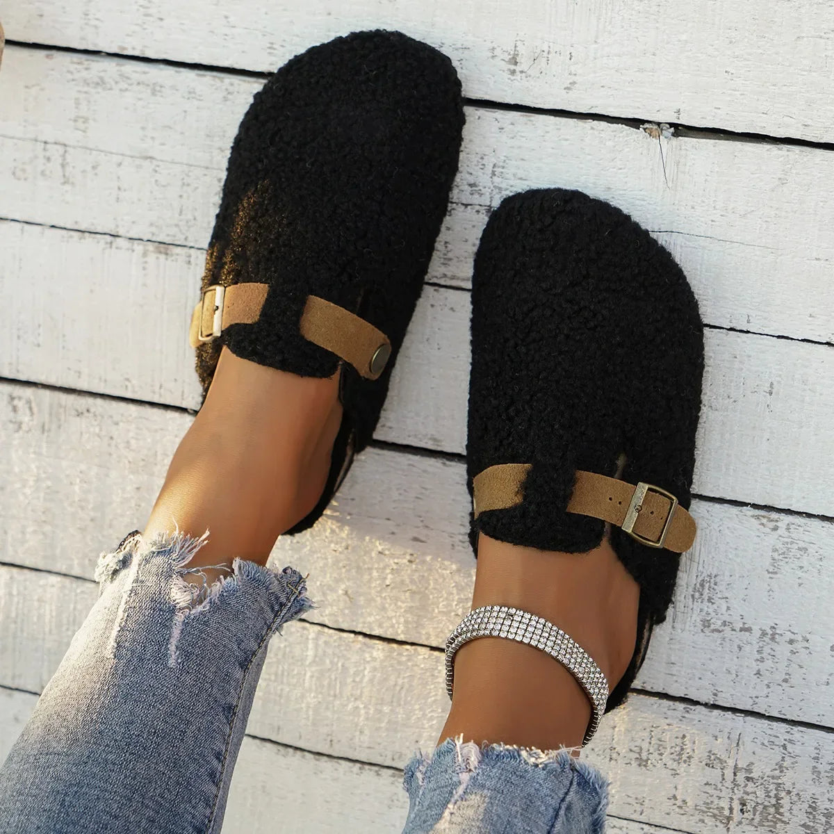 Chaussons d’intérieur pour femme à enfiler avec détail à boucle